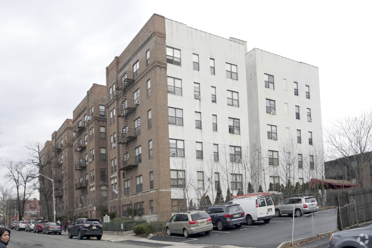 Building Photo - Lincoln Court