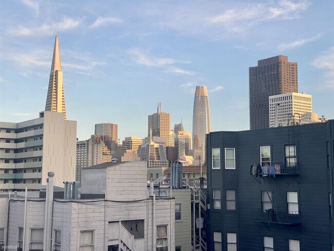 Building Photo - 4 br, 2 bath Triplex - 837 Broadway BEAUTI...