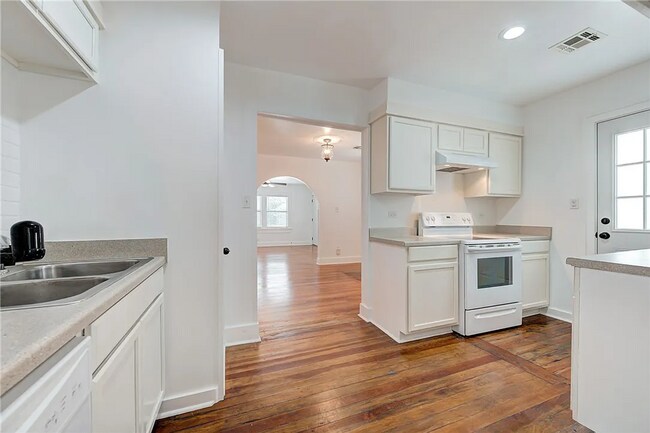 Building Photo - * * * $1,000 Move-in Special * * * Historic Charm Meets Modern Comfort Near The Plaza! * * * $1,0...