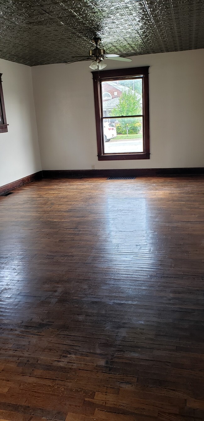 Foto del edificio - 307 W Washington St