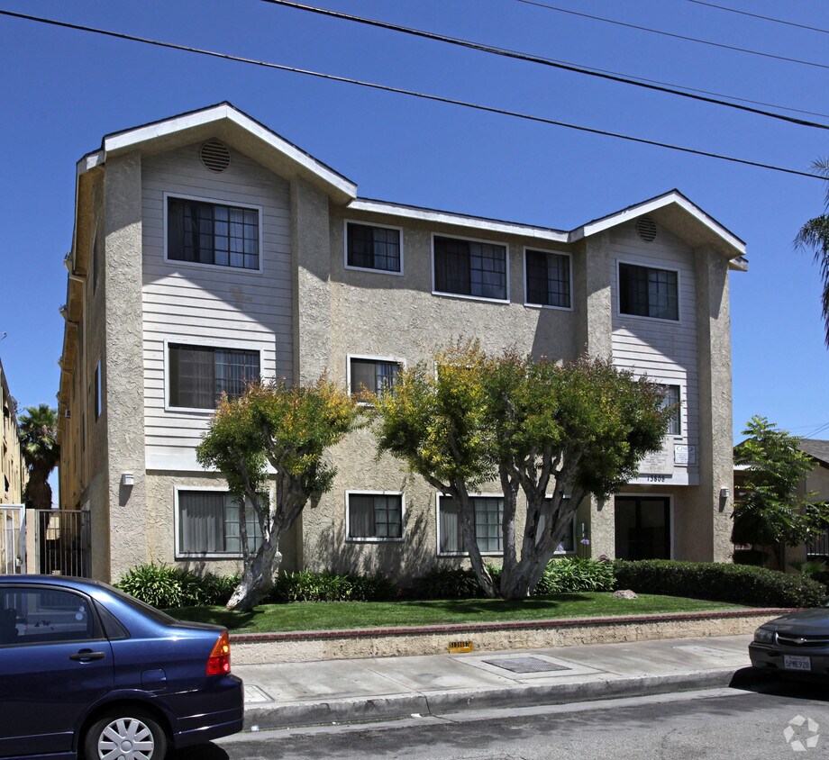 Sunshine Villa 13808 Cerise Ave Hawthorne, CA Apartments for Rent in Hawthorne