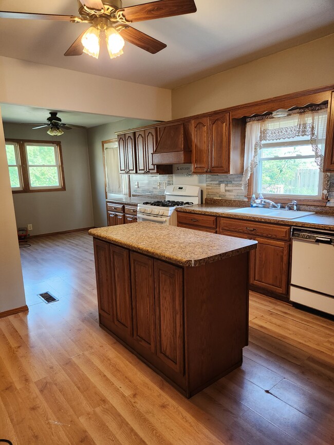 Kitchen and dine in area - 521 E Illinois St