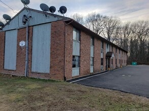 Building Photo - 135 Woodglen Dr