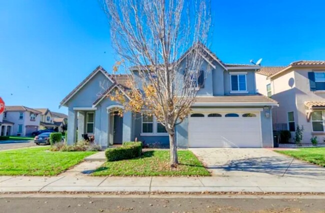 Building Photo - Beautiful Large 4 Bedroom/3 Full Bath Modesto