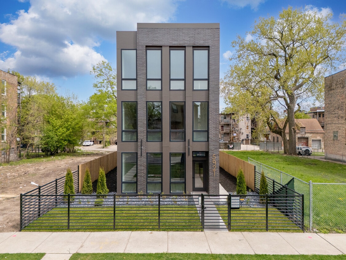 Foto principal - 5921 S Calumet Ave