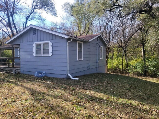 Foto del edificio - Nice, big, and updated 2BR rancher with full basement, parking off street and carport!