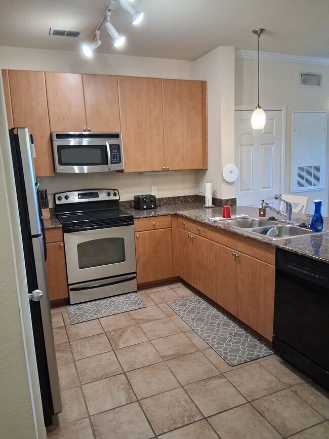 Foto del edificio - Midtown Village 2 Bed 2 Bath Condo! Available July!