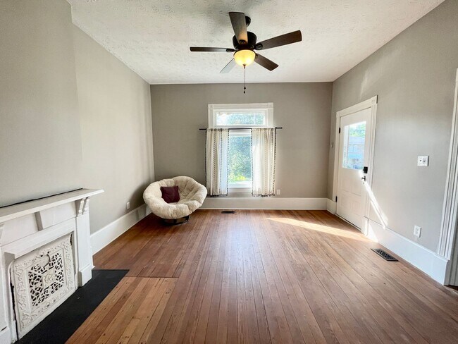 Foto del edificio - Beautiful Renovated 3 Bed 2 Bath Close to Downtown and UK