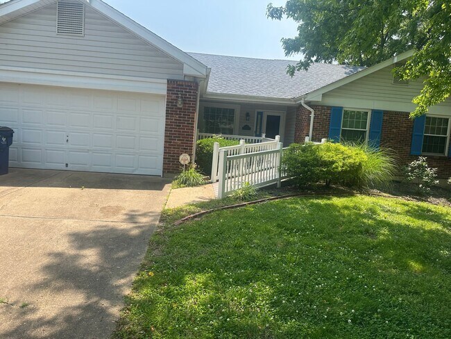 Building Photo - Spacious Home in Ladue Schools