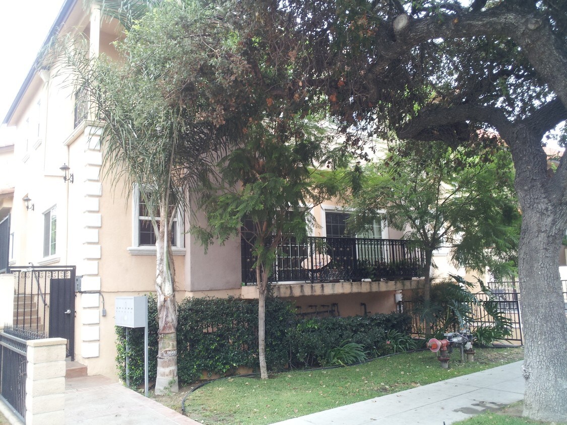 1613 Grismer Ave, Burbank, CA 91504 Condo for Rent in Burbank, CA