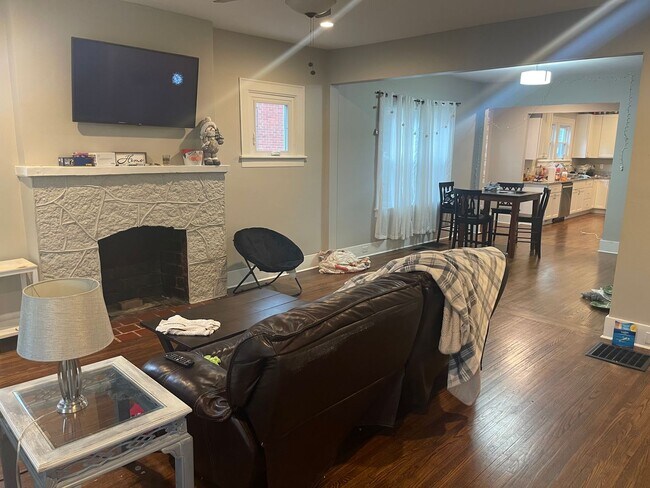 Building Photo - Charming 3 Bedroom 10 Minutes from City Ce...