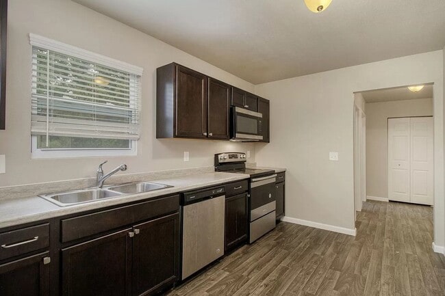 Building Photo - Exquisite residence, nestled in the heart of Kalamazoo
