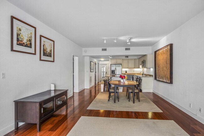 Building Photo - 730 Greensward Ct