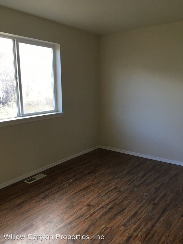 Building Photo - 3 br, 2 bath House - 309 E "D" St