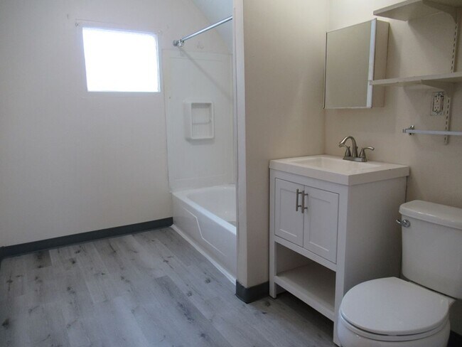 Building Photo - 1 Bedroom 1 Bath 3rd Floor unit