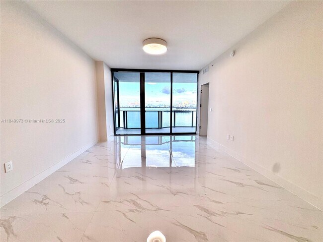 Foto del edificio - 700 NE 24th St
