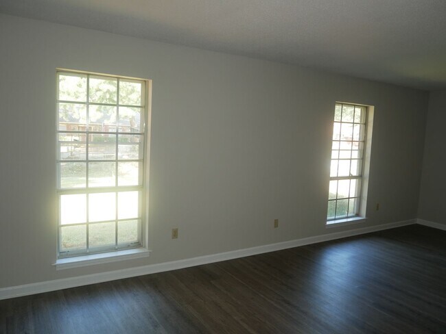 Foto del edificio - 8348 Chesterfield Dr