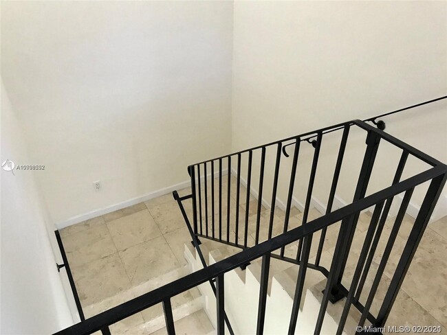 Foto del edificio - 607 Bird Rd