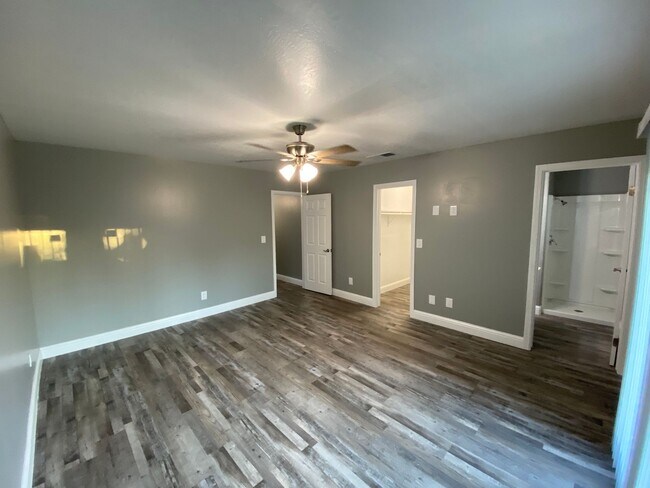 Foto del edificio - Gorgeous 3 BD 2 BA remodeled home availabl...