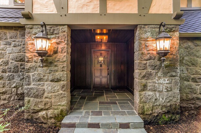 Building Photo - Designer Home in Portland Heights