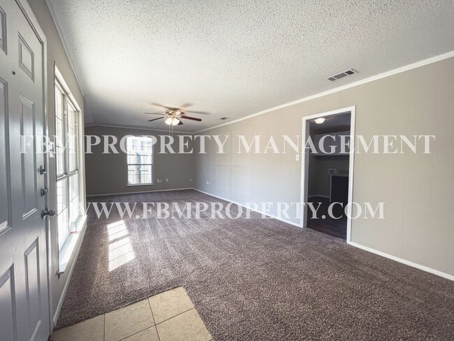 Foto del edificio - 136 Highland Dr