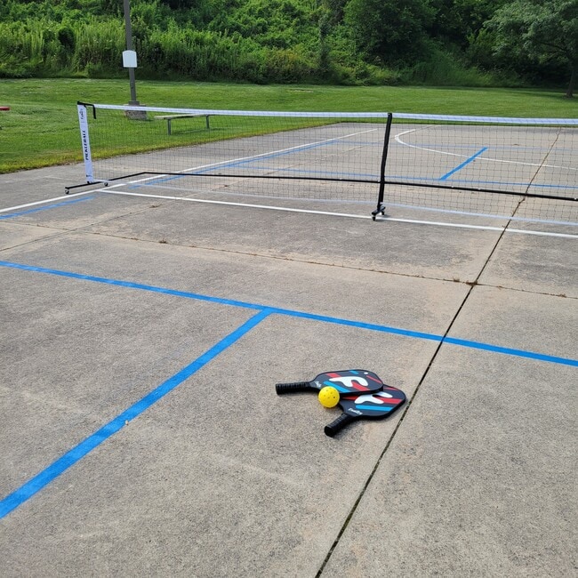 Pickleball Court - Hillcrest Park Apartments-Student Housing
