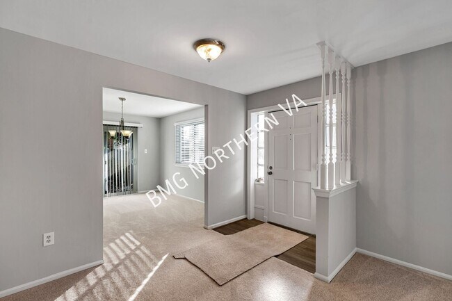 Photo - 5207 GAINSBOROUGH DR- House