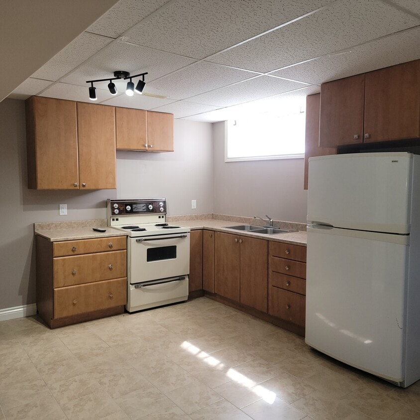 Building Photo - 1811 Kingsdale Av