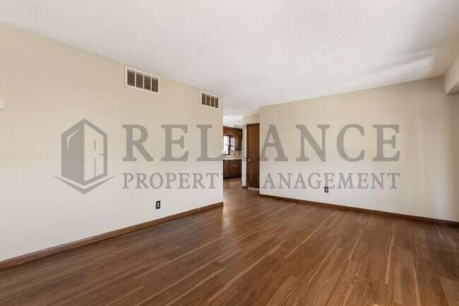 Building Photo - 907 S Drury Ln