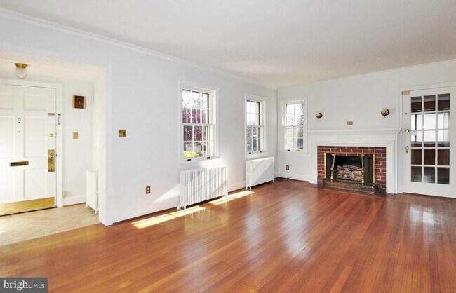 Building Photo - 106 S Brook Ln