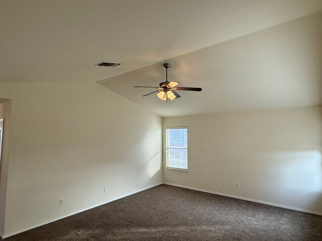 Foto del edificio - Great 3 Bed 2 Bath in Valencia Neighborhood