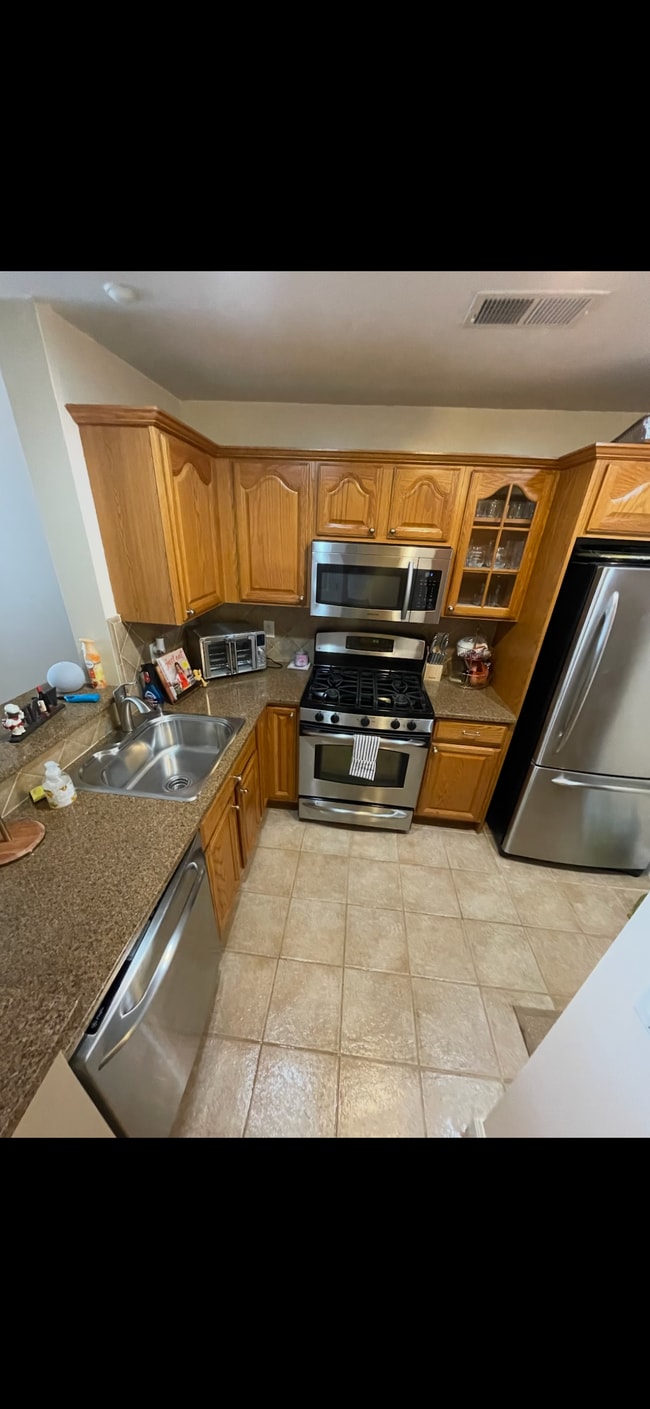 Building Photo - 1402 Round Pointe Dr