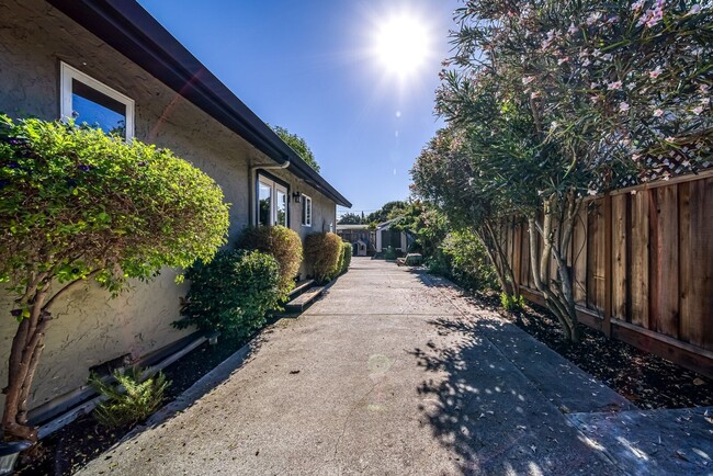 Foto del edificio - Charming Cottage Home In Central Redwood City - 3D Tour