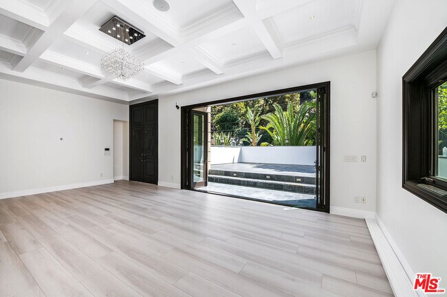 Foto del edificio - 1600 Benedict Canyon Drive