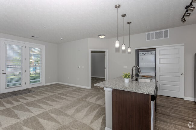 1BR, 1BA - 715SF - Kelso - Living Room - Graceland Flats