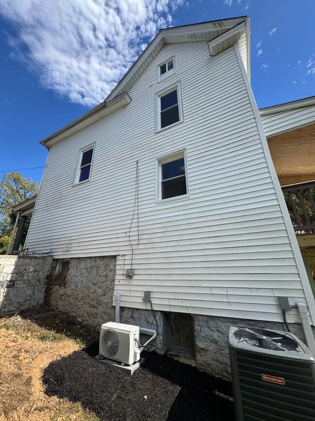 Building Photo - Updated 3-Bedroom, 2-Bath with all new app...