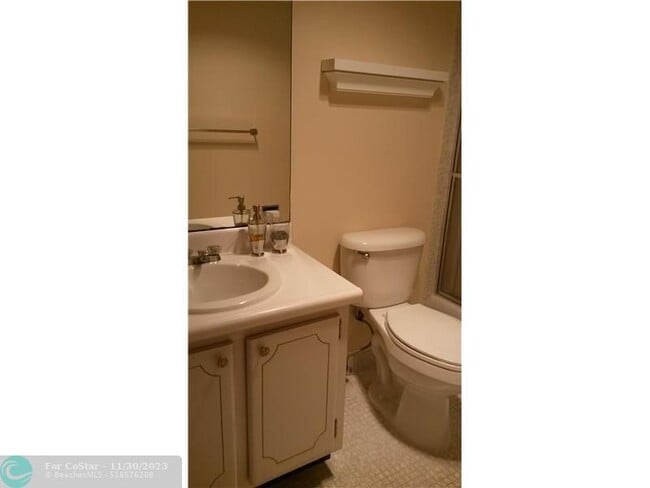 Building Photo - 2850 N Palm Aire Dr