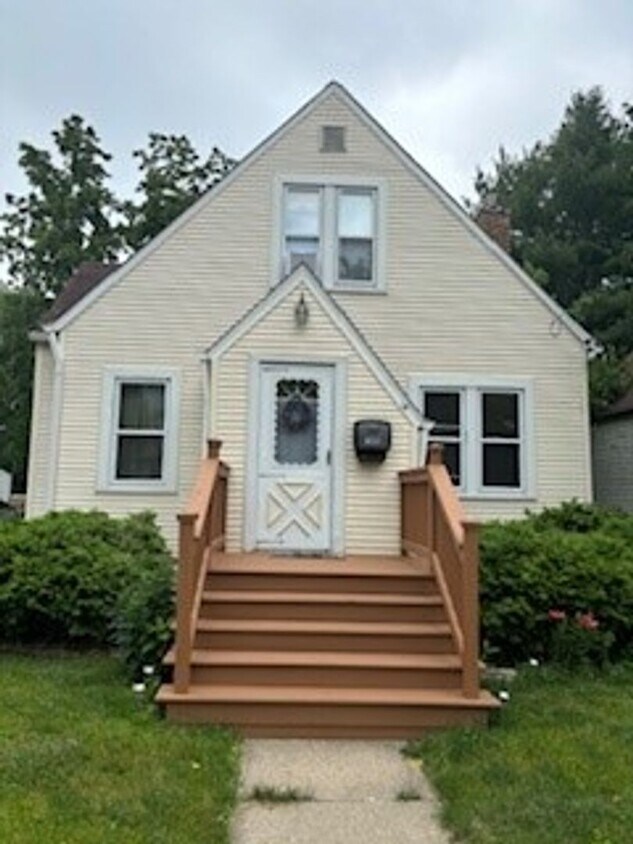 Primary Photo - Three Bedroom House for Rent - 1805 Winche...