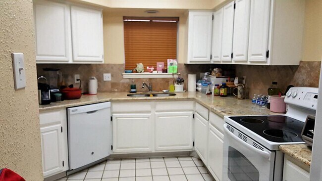 Building Photo - 995 Memorial Village Dr