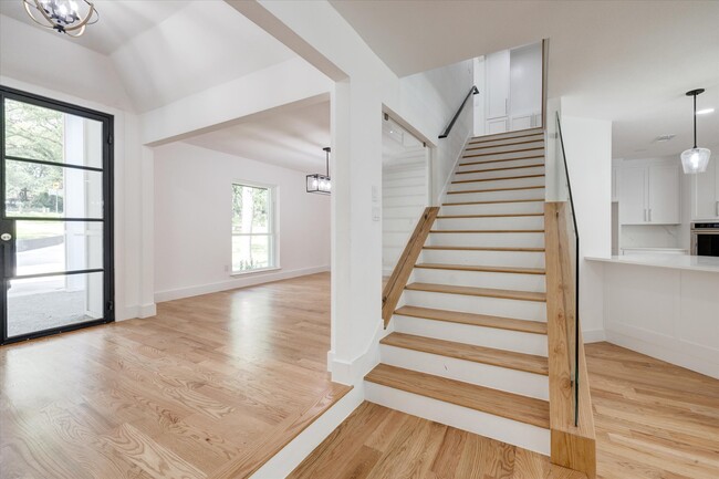 Foyer Staircase - 418 E Beady Rd