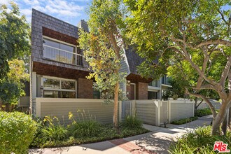 Building Photo - 13360 Maxella Ave