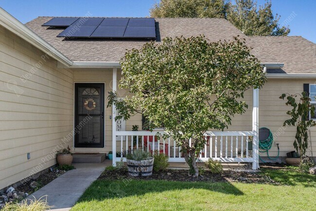 Building Photo - 4 BR / 2 BA home in quiet, walkable SW Red...