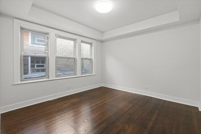 Foto del edificio - 5742 N Milwaukee Ave