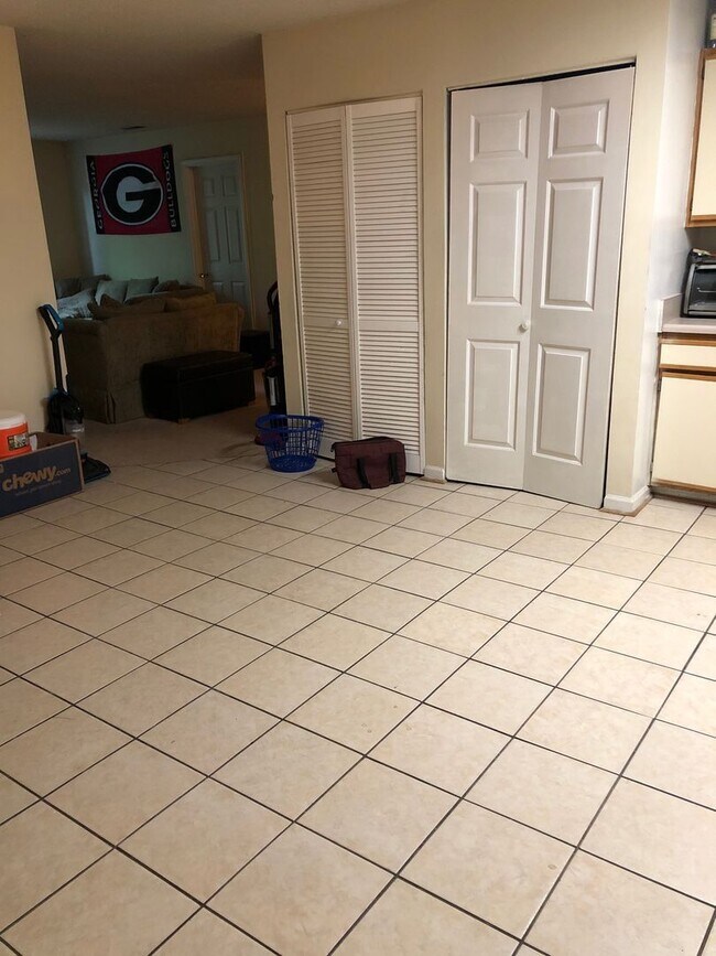 Building Photo - 4 bed 2 bath condos just walking distance ...