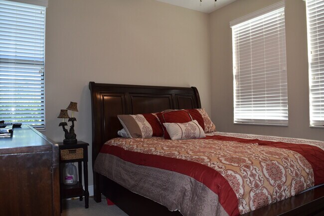 Queen bed in front bedroom - 15130 Palmer Lake Cir