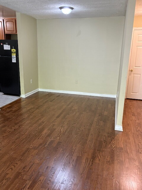 Foto del edificio - Beautiful hardwood floors and new appliances!