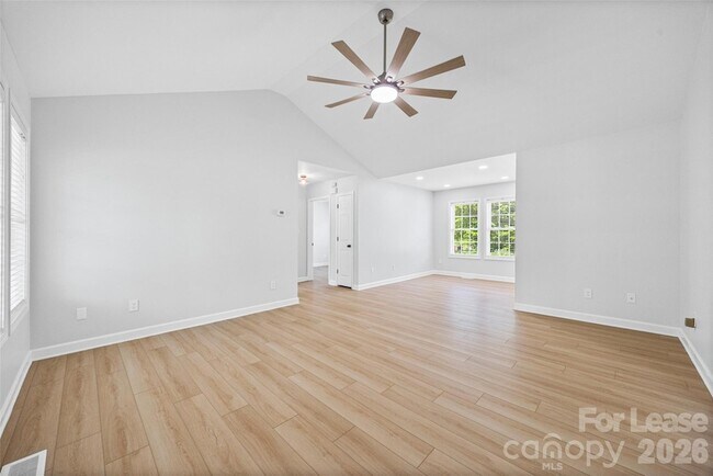 Foto del edificio - 425 Griggs Rd