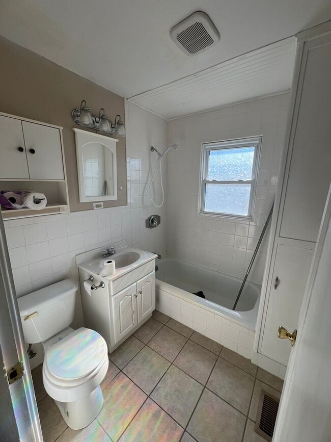 Building Photo - 2 bed, 1 bath home in a quiet neighborhood