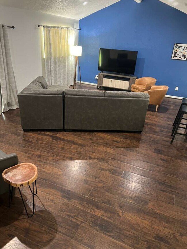 Foto del edificio - 10777 Spring Cypress Rd