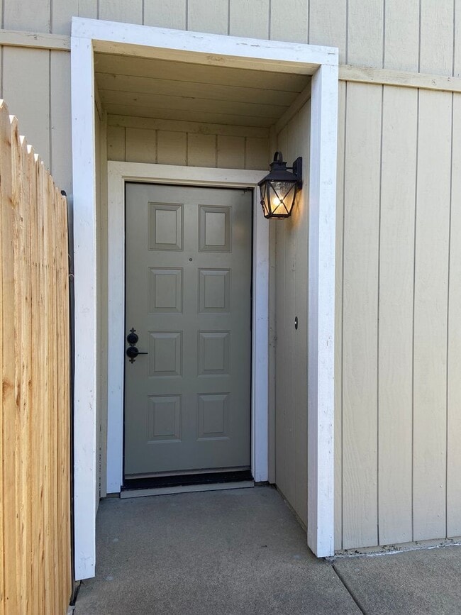 Building Photo - West Roseville - Remodeled 2 Bdrm, 1 Bath